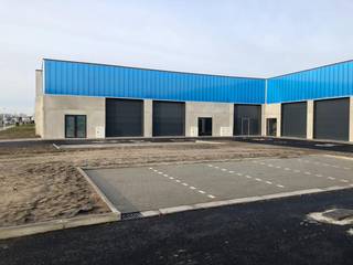 Ruim en recent magazijn van 173m², ideaal gelegen in het industriepark Grote Nest - Evergem. * Uitstekende locatie: Directe aansluiting op het kanaal...