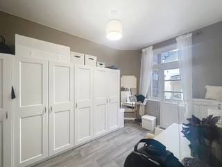 <h3>BRUSSEL CENTRUM – Eengezinswoning met groot potentieel te koop – Pletinckxstraat 48</h3>
<p>Bent u op zoek naar een <strong>woning te koop in het centrum van Brussel</strong>, een <strong>vastgoedinvestering met meerwaarde</strong> of een <strong>renovatieproject in Brussel</strong>? Dan is deze <strong>eengezinswoning aan de Pletinckxstraat 48</strong> een unieke opportuniteit.</p>
<p>Gelegen in het historische hart van Brussel, op wandelafstand van winkels, openbaar vervoer, restaurants, scholen en alle voorzieningen, biedt deze woning een bewoonbare oppervlakte van ongeveer <strong>161 m²</strong> en tal van ontwikkelingsmogelijkheden.</p>
<p>Een belangrijke troef is de aanwezigheid van <strong>3 aparte gas- en elektriciteitsmeters</strong>, wat interessante perspectieven biedt voor een eventuele opsplitsing, herinrichting of optimalisatie van het gebouw (onder voorbehoud van stedenbouwkundige vergunningen).</p>
<p>Dankzij haar huidige indeling is het pand geschikt voor verschillende doeleinden: <strong>gezinswoning, opbrengsteigendom, investeringspand of gemengd project</strong>.</p>
<h3>Troeven van het pand</h3>
<p>✔ Bewoonbare oppervlakte van ± 161 m²<br />✔ Gelegen aan de Pletinckxstraat 48, Brussel Centrum<br />✔ Eengezinswoning met karakter<br />✔ 3 aparte gas- en elektriciteitsmeters<br />✔ Uitstekend investerings- en renovatiepotentieel<br />✔ Centrale en levendige buurt nabij de Grote Markt<br />✔ EPC: G<br />✔ Elektrische installatie niet conform</p>
<p>Deze <strong>woning te koop in Brussel Centrum</strong> is een zeldzame kans voor investeerders, projectontwikkelaars of particulieren die op zoek zijn naar een pand met sterke meerwaardemogelijkheden in een van de meest gegeerde wijken van Brussel.</p>
<h3>Informatie en bezoeken</h3>
<p><strong>Frédéric Top – Vastgoedmakelaar</strong><br />📞 +32 472 34 44 08<br />✉️ frederic.top@weinvest.be</p>
<p><strong>We Invest Bruxelles-Europe</strong></p>
<p>👉 Ontdek ook onze andere woningen en investeringspanden te koop in Brussel op <span>weinvest.be</span></p>