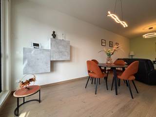 In het stijlvolle nieuwbouwproject Collegium, midden in het centrum van Zottegem, bevindt zich dit modern en energiezuinig appartement. Dankzij de centrale ligging geniet u van winkels, horeca, openbaar vervoer en het station op wandelafstand, terwijl u toch woont in een rustige en verzorgde residentie.<br /><br />Via de inkomhal komt u terecht in de lichtrijke leefruimte, waar de grote raampartijen zorgen voor een aangename natuurlijke lichtinval. De volledig uitgeruste, moderne keuken werd afgewerkt met kwalitatieve toestellen en sluit naadloos aan op de woonruimte. Vanuit de leefruimte heeft u rechtstreeks toegang tot het zuidgerichte balkonterras, waar u de hele dag door van de zon kunt genieten.<br /><br />Het appartement beschikt over een ruime slaapkamer met ingemaakte kasten en een tweede multifunctionele ruimte die perfect kan ingericht worden als dressing, bureau of compacte tweede slaapkamer. Daarnaast is er een stijlvolle badkamer met dubbele wastafel en inloopdouche, een afzonderlijk gastentoilet en een praktische berging.<br /><br />Ook op technisch vlak biedt dit appartement alle hedendaagse comfort. Zo zijn de verlichting, screens en automatische verduistering/raamdecoratie reeds aanwezig en blijven deze in het appartement. Daarnaast geniet u van vloerverwarming, wat zorgt voor een aangenaam wooncomfort en een energiezuinig verbruik.<br /><br />Bij het appartement horen bovendien een ondergrondse autostaanplaats, een private kelderberging en een gemeenschappelijke fietsenberging. Deze zijn inbegrepen in de huurprijs en bieden extra comfort en praktische opbergruimte.<br /><br />De gemeenschappelijke kosten bedragen 80,00 EUR/maand. Het appartement is beschikbaar vanaf 01/08/2026. Heeft u interesse in dit instapklare appartement op een topligging in Zottegem? Dien dan eenvoudig uw bezoekaanvraag in via de website van Immo Francois. Wij nemen graag contact met u op om een bezoekmoment in te plannen.<br /><br />