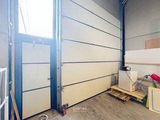 <u><strong>Benaderende OPPERVLAKTE:</strong></u><br />Magazijn: <strong>576m²</strong> (24m x 24m)<br /><strong>Inclusief verharde buitenruimte en private parkeerplaatsen voor de poort.</strong><br />Grote manoeuvreerruimte, die de toegankelijkheid van opleggers mogelijk maakt.<br /><br /><u><strong>AFWERKING: </strong></u>
<ul>
<li>Stalen constructie, afgewerkt met lasprimer en all meta coating.</li>
<li>Geïsoleerde (10cm PIR) gladde betonpanelen.</li>
<li>Gepolierde en gewapende betonvloer (15cm)</li>
<li>Geïsoleerd (10cm PIR) plat dak (2-laagse roofing) met centrale lichtstraat met RWA-luik.</li>
<li>1 geïsoleerde, automatische sectionaalpoort (h: 4,2m). </li>
<li>Vrije hoogte: 6m</li>
<li>Toilet</li>
<li>LED-verlichting </li>
</ul>
<br /><u><strong>NUTSVOORZIENINGEN: </strong></u><br />Elektriciteit (3 x 400V, 40A), stadswater, toilet<br /><br /><u><strong>LIGGING:</strong></u><br />Op ambachtelijke zonet te Oostkamp.<br />Op 3km van E40/E403<br />Tevens een vlotte verbinding naar de kust.<br /><br /><span><u>* Bijzonderheden</u></span><br />- Vermelde prijs is exclusief 21% btw, verbruik, onroerende voorheffing (conform aanslagbiljet) en gemene kosten (minimaal!).<br />- Onze referentie op<strong> </strong><strong>www.centro.be</strong>: <strong>P0510</strong><br />- <strong>Interesse?</strong> Neem dan vandaag nog contact voor meer info of bezichtiging:<strong> </strong><strong>050700102</strong><strong>.</strong><br /><br /><strong>CENTRO | </strong><strong>BEDRIJFSVASTGOED </strong>is reeds 24 jaar <u>gespecialiseerd in de bemiddeling van commercieel- en bedrijfsvastgoed</u> in West- en Oost-Vlaanderen.<br /><strong>Wilt u ook weten hoeveel uw bedrijfsgebouw waard is?</strong><br />Contacteer ons vrijblijvend voor een marktconforme waardebepaling van uw pand. <br />