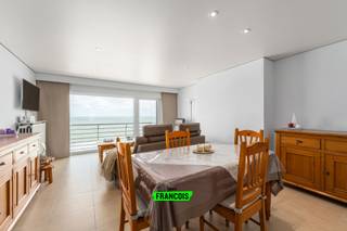 Dit opvallend lichtrijke appartement bevindt zich op de rustige kant van de Zeedijk van Blankenberge. Met fenomenaal zicht op het Oosterstaketsel,...