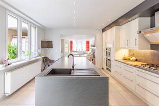 Bent u op zoek naar een ruime woning met als kers op de taart een groot magazijn? Dan is dit zeker iets voor u.Op een boogscheut van natuur, winkels en ontspanning bevindt zich deze instapklare woning. Bij het betreden van de woning wordt u verwelkomd in de inkomhal. Via deze weg komt u uit in de ruime en lichtrijke leefruimte die aansluit aan de prachtige open keuken. De keuken is volledig voorzien van keukentoestellen zoals een koelkast, oven, microgolf, vaat,...Aan de keuken kan u de ruime berging vinden alsook de eerst badkamer. De badkamer bestaat uit een dubbele lavabo en een douchebad. Verderop kan u het apart gastentoilet terugvinden. Via de berging kan u rechtstreeks het ruime magazijn betreden. Voor het magazijn kan u de binnenkoer vinden met een ruime oprit.Op de eerste verdieping bevinden zich 4 ruime slaapkamers en een apart bureau. Naast de master bedroom komt u uit bij de tweede badkamer, voorzien van een inloopdouche en dubbele lavabo. Op de tweede verdieping is er nog een heel ruime zolder aanwezig voor extra bergruimte.Troeven:- energiezuinig en conforme elektrische keuring- 4 ruime slaapkamers + bureau- ruim magazijn- 2 badkamers- grote open keukenVoor meer informatie of een bezoek, contacteer Kasper op kasper.maes@immo-zone.be op 0470 50 98 57.
