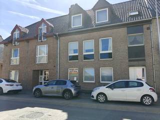 Bij het betreden van de woning kom je binnen via een verzorgde inkomhal die toegang geeft tot de verschillende ruimtes. De living is lichtrijk en biedt voldoende plaats voor een gezellige zit- en eethoek. Aansluitend bevindt zich de keuken, die is uitgerust met een kookvuur, een dampkap en koelkast.<br /><br />Het appartement beschikt over twee slaapkamers. De ingerichte badkamer is voorzien van een ligbad, een lavabomeubel en een toilet. Daarnaast is er een handige berging aanwezig die extra opbergruimte biedt voor huishoudelijke spullen, voorraad of wasmachine.<br /><br />Achteraan het gebouw bevindt zich een private autostaanplaats.<br /><br />Het appartement is beschikbaar vanaf 15 juli en wordt aangeboden aan een maandelijkse huurprijs van €795.<br /><br />Ben jij op zoek naar een instapklaar, gelijkvloers appartement met twee slaapkamers en autostaanplaats in Lokeren? Neem dan zeker contact met ons op voor meer info of om een bezoek te plannen. Deze woning is zeker de moeite waard om te ontdekken.