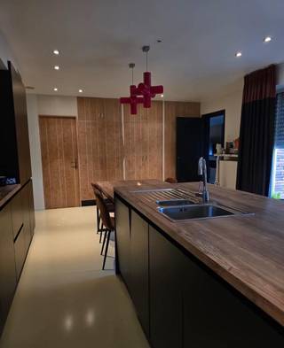 Degelijke halfopen bebouwing , gerenoveerd op een perceel van 481 m. Plaats voor meerdere wagens.<br />Binnenin grote leefruimte en compleet geïnstalleerde keuken, 4 slaapkamers, 2 badkamers, en 2 toiletten.<br />Verwarming zowel op aardgas als pelletkachel als airco ( twin ) ,14 zonnepanelen. Geïsoleerde muren en dak.<br />Vlotte bereikbaarheid.