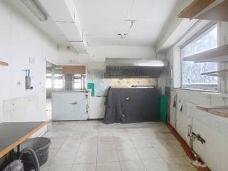 <p><strong>Handelspand van 295 m² op toplocatie in Diest – eindeloos veel mogelijkheden</strong></p><p>Op een uitstekende commerciële ligging in Diest bevindt zich dit bijzonder ruime handelspand van maar liefst <strong>295 m²</strong>, ideaal voor wie op zoek is naar zichtbaarheid, ruimte én flexibiliteit.<br /><br />Onderhandeling huurprijs is mogelijk bij opstart. Dit is afhankelijk van de investering voor inrichting van het pand.</p><p>Dankzij de strategische ligging geniet het pand van een sterke passage en goede bereikbaarheid, wat het uiterst geschikt maakt voor diverse commerciële activiteiten zoals detailhandel, horeca, kantoor, praktijkruimte of showroom. <strong>Alles is bespreekbaar</strong>: dit pand biedt de vrijheid om jouw concept volledig naar eigen wens vorm te geven.</p><p>Het gelijkvloers beschikt over een grote open ruimte met veel natuurlijk licht, perfect om klanten te ontvangen of producten te presenteren. In de kelderverdieping bevindt zich een <strong>ruime koelcel</strong> en extra opslagruimte, een absolute meerwaarde voor horeca of voedingsgerelateerde activiteiten.</p><p>Verder is er een <strong>garagebox</strong> aanwezig én voldoende parkeergelegenheid, wat het comfort voor zowel uitbater als klanten aanzienlijk verhoogt.</p><p>Dit handelspand combineert:<br />✔ een uitzonderlijke oppervlakte<br />✔ een commerciële topligging<br />✔ praktische voorzieningen<br />✔ en een enorm ontwikkelingspotentieel</p><p>Een unieke opportuniteit voor wie zijn zaak wil vestigen op een zichtbare en dynamische locatie in Diest.</p><p><strong>Interesse?</strong> Neem vandaag nog contact op via charlotte.geyskens@living-stone.be en ontdek de mogelijkheden van dit veelzijdige pand.</p>