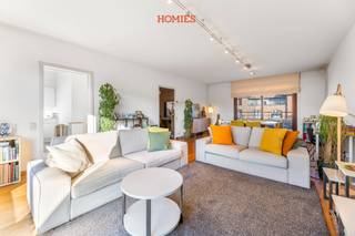 Welkom in dit uniek duplexappartement gelegen aan Mechelsevest 12 in Leuven, op een uitzonderlijke en zeer rustige locatie in het Keizershof, één van de meest bijzondere woon­gemeenschappen van de stad met een prachtige binnenkoer. Het appartement bevindt zich op de derde en bovenste verdieping en is vlot bereikbaar met de lift. Ondanks de serene ligging bevindt u zich op slechts enkele minuten van het stadscentrum, met bushaltes in de nabije omgeving en een strategische aansluiting op belangrijke invalswegen en de autostrade. De ruime en lichtrijke leefruimte vormt het hart van het appartement en geeft uit op twee terrassen aan weerszijden, waardoor u op elk moment van de dag van de zon kan genieten. Aansluitend bevindt zich de keuken, die samen met de badkamer zal worden opgefrist voor de nieuwe huurder, evenals een gastentoilet op dit niveau. Op de bovenverdieping vindt u twee volwaardige slaapkamers, een badkamer, een wasruimte en een tweede toilet. Het appartement is energiezuinig met EPC-label B en beschikt over een private parkeerplaats in de ondergrondse garage, inbegrepen in de huurprijs. Daarnaast zijn er gemeenschappelijke afvalcontainers, een fietsenstalling en een conciërge die instaat voor de goede werking van het gebouw. De maandelijkse huur bedraagt €1350, met een provisie van €200 voor gemeenschappelijke lasten en privé waterverbruik; elektriciteit, gas en internet worden individueel afgesloten. Beschikbaar vanaf 15 april. Interesse? Mail naar info@homies.be.