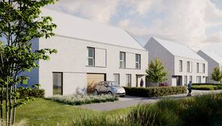 Deze moderne woning is gelegen vlak aan de ingang van het provinciaal domein De Gavers te Geraardsbergen. De woning wordt gebouwd op een zuid georiënteerd perceel van 525m2. Kenmerkend is de moderne architectuur met strakke lijnen én witte materialen. De interieurafwerking van de woning is 100% op maat. Je kiest dus zelf de technieken, vloeren, keuken, badkamer,... a.d.h.v ruime budgetten in het lastenboek. De woningen zijn sowieso voorzien van alle moderne technieken: standaard is een warmtepomp en vloerverwarming inbegrepen. Op het gelijkvloers van de woning is er een praktische was/bergplaats, een inkomhal met gastentoilet en een lichtrijke leefruimte met open keuken. Op de eerste verdieping bevinden zich 3 slaapkamers en een badkamer met bad/douche. De praktische zolder is toegankelijk met een uitschuifbare zoldertrap. De carport aan de woning is inbegrepen. Zie jij jezelf hier wonen? Bel Ewout op 0497 588 888 of mail naar contact@huysmanbouw.be voor meer informatie. Meer info over het project op huysmanbouw.be