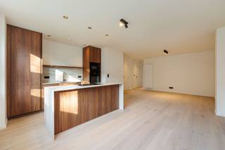 <p>Hedendaags wonen op toplocatie te Antwerpen? Ontdek dit moderne appartement met 2 slaapkamers, groot terras en een schitterende lichtinval.</p><p>Het appartement is residentieel gelegen in een recent gebouw op de grens van Pulhof en Oosterveld, vlakbij alle centrumfaciliteiten van Wilrijk. Een toplocatie met in de directe omgeving gezellige restaurants, handelaars en verschillende supermarkten. Vlak aan belangrijke invalswegen en de Ring. Openbaar vervoer en deelvervoer op wandelafstand.</p><p>•          Groot terras<br />•          Lage EPC score (Label B: 113 kWh/m²)<br />•          Autostaanplaats mogelijk aan € 125<br />•          Beschikbaar per 15/09/2025</p><p>Gelegen op de 3e verdieping van een kleinschalig gebouw en bereikbaar per lift of trap. De inkomhal met apart toilet leidt naar de lichte leefruimte met een ingerichte open keuken. Aansluitend is er toegang naar het groot terras waar het zalig vertoeven is. De 2 slaapkamers delen een badkamer. De badkamer omvat een douche, dubbele wastafel, handdoekdroger.</p><p>De nutsvoorzieningen op individuele meters op naam van huurder. <br />Maandelijkse kosten € 100/ maand (Onderhoud en elektriciteit gemene delen en lift, beheer en diversen).</p><p>Interesse? Gelieve uw gegevens in te vullen onderaan de advertentie op onze website www.sinjoor.be. De dossierverantwoordelijke zal nadien zo snel mogelijk contact met u opnemen.</p>