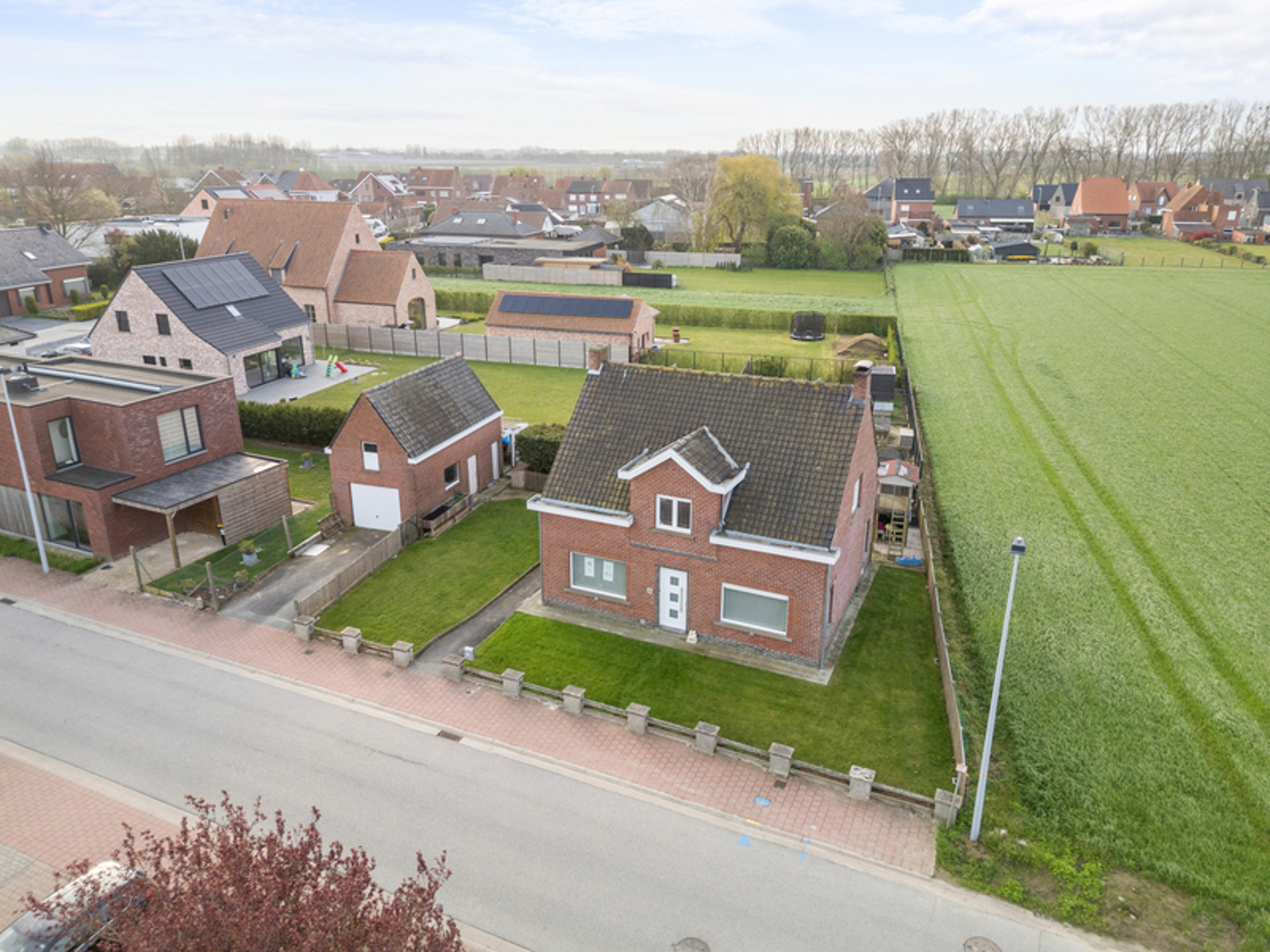 Rustig gelegen alleenstaande woning met tuin en garage. - foto 3