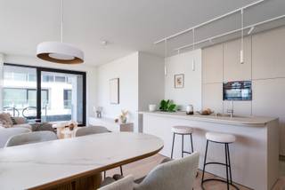 De geafficheerde prijs is exclusief registratierechten en btw.<br /><br />Ontdek dit volledig afgewerkte en energiezuinige nieuwbouwappartement (118m2) met 2 slaapkamers en een ruim terras, gelegen in het stijlvolle project Residentie Jan Turpin in Nieuwpoort.<br /><br />Deze unieke residentie bevindt zich op een toplocatie, vlak naast de oude vaargeul, het Maritiem Park en de jachthaven, en op slechts 5 minuten fietsen van Nieuwpoort-Bad en Nieuwpoort-Stad. In de ondergrondse kelderverdieping zijn ruime garageboxen, fietsstallingen en privatieve bergingen voorzien.<br /><br />Residentie Jan Turpin straalt stijl, kwaliteit en vakmanschap uit. De architectuur is resoluut modern en vormt daarmee een opvallende en uitzonderlijke meerwaarde binnen het Nieuwpoortse straatbeeld.<br /><br />Binnen geniet je van een bijzonder aangenaam ruimtegevoel dankzij de royale plafondhoogte van 2,70 meter in plaats van de standaard 2,50 meter. Bovendien zorgen de grote, drempelloze terrassen voor een naadloze overgang tussen binnen en buiten, waardoor de leefruimte nog ruimer en lichter aanvoelt.<br /><br />Voor meer informatie of een bezoek ter plaatse, neem contact op met Marie van Vesta Development op het rechtstreeks nummer 0469 66 49 11 of via mail naar marie.meulebroeck@vestadevelopment.be.