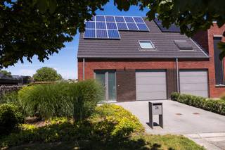 <p>Op wandelafstand van het <span><strong>centrum van Vosselare</strong></span>, in een rustige, doodlopende en kindvriendelijke woonwijk, bevindt zich deze <span><strong>instapklare halfopen bebouwing met EPC-label A</strong></span>. De woning combineert een tijdloze afwerking, hedendaags wooncomfort en energiezuinige technieken, waaronder zonnepanelen. Een ideale gezinswoning voor wie rustig wil wonen, met scholen, winkels en dagelijkse voorzieningen vlakbij.</p>
<p>Via de inkomhal met gastentoilet komt u in de lichtrijke leefruimte (voorzien van airconditioning) met eetplaats. De grote raampartijen zorgen voor een aangenaam ruimtegevoel en geven rechtstreeks uit op het terras en de verzorgde tuin. De open, volledig geïnstalleerde keuken sluit naadloos aan op de praktische wasplaats, die toegang biedt tot de <span><strong>inpandige garage</strong></span>.</p>
<p>Op de eerste verdieping bevinden zich <span><strong>drie slaapkamers</strong></span>, waarvan de master bedroom is uitgerust met airconditioning. Verder vindt u een apart toilet en een moderne badkamer met inloopdouche en dubbele lavabo.</p>
<p>De zolder is bereikbaar via een uitschuifbare trap en biedt heel wat praktische bergruimte. Hier bevindt zich ook de technische installatie van het ventilatiesysteem.</p>
<p>De <span><strong>fraai aangelegde tuin</strong></span> vormt een echte meerwaarde, met een ruim terras, een praktische tuinberging en een gezellige overdekte zithoek achteraan het perceel.</p>
<p>Een woning waar <span><strong>energiezuinigheid, comfort en rust</strong></span> perfect samenkomen.</p>
<p><span><br /><strong>Interesse?</strong><br />Contacteer Astrid De Smet op <strong>0477 57 08 18</strong> of via <strong>astrid@valorvastgoed.be</strong> voor meer informatie.<br /><strong><em>* Eerste bezoekmoment zaterdag <span>19/09 ts 14u en 16u.</span></em></strong><br /></span></p>