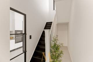 Op wandelafstand van het centrum van Kortrijk bevindt zich deze instapklare, recent gerenoveerde rijwoning. Dankzij de centrale ligging en de praktische indeling biedt deze woning alle comfort voor wie op zoek is naar een gezellige thuis.<br /><br />Op het gelijkvloers vindt u een praktische berging met aansluiting voor was- en droogmachine, een apart gastentoilet, een volledig uitgeruste keuken en een lichtrijke leefruimte met eetplaats. Vanuit de woonkamer heeft u rechtstreeks toegang tot het terras en de volledig omheinde tuin.<br /><br />De eerste verdieping omvat een ruime slaapkamer en een stijlvolle badkamer voorzien van een inloopdouche, ligbad, dubbele lavabo en toilet. Op de tweede verdieping bevinden zich nog twee extra slaapkamers.<br /><br />Daarnaast beschikt de woning over een kelder en een handige opbergzolder.<br /><br />Troeven:<br />✔ Recent gerenoveerd<br />✔ Energiezuinig (EPC B)<br />✔ Volledig omheinde tuin<br />✔ Centrale ligging nabij het centrum van Kortrijk<br /><br />📞 Interesse of een bezoek?<br />Contacteer Maxime Vanneste via 0498 44 78 00 of info@maximevanneste.be.