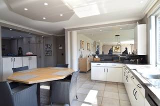 Deze prachtige eigendom combineert comfort, degelijkheid en een uitzonderlijke locatie. De villa, gebouwd in 1996 met oog voor kwaliteit...