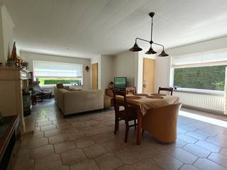 Bij het betreden van de woning kom je terecht in de inkomhal, die toegang biedt tot de leefruimtes. De woonkamer geniet van een aangename...