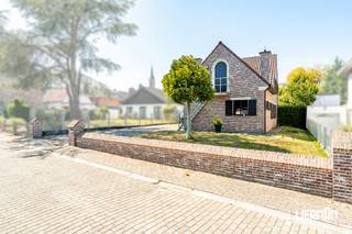 -- Bezoeken enkel op afspraak -- In de Kleine Ganzenbaan, een rustige en doodlopende straat pal in het centrum van Welle, bevindt zich deze ruime en karaktervolle villa met maar liefst vier slaapkamers, een inpandige garage en een bijzonder fraaie, volwassen tuin. Een ideale eigendom voor wie op zoek is naar ruimte, kwaliteit, groen en privacy, en dit op een aangename en centrale ligging. Vanaf het moment dat u de woning betreedt, wordt u verwelkomd door een verzorgde inkomhal die meteen de kwalitatieve uitstraling van de woning weerspiegelt. Kwalitatieve materialen en een verzorgde afwerking vormen een rode draad doorheen de verschillende leefruimtes. Op het gelijkvloers geniet u van een lichtrijke leefruimte met voldoende plaats voor een comfortabele zithoek en eetplaats. Aansluitend bevindt zich de ruime leefkeuken, die eveneens rechtstreeks toegang biedt tot de tuin. Daarnaast beschikt deze verdieping over een praktische berging die ook perfect kan worden ingericht als bureel of extra slaapkamer, een afzonderlijk toilet en een ruime inpandige garage. Een absolute troef is de naadloze verbinding tussen de leefruimtes en de tuin. Zowel vanuit de woonkamer als vanuit de keuken kijkt u uit op een prachtig aangelegde en volledig uitgegroeide tuin. Deze groene buitenruimte vormt een ware oase van rust en privacy, midden in het dorpscentrum. De inpandige garage biedt plaats aan één à twee wagens en zorgt daarnaast voor heel wat extra bergruimte. Praktisch én comfortabel, zowel voor dagelijks gebruik als voor wie nood heeft aan bijkomende opslag. Op de eerste verdieping bevinden zich vier ruime slaapkamers, een afzonderlijk toilet en de badkamer. De slaapkamers bieden dankzij hun mooie oppervlaktes tal van mogelijkheden en maken deze woning bijzonder geschikt voor gezinnen, thuiswerkers of koppels die graag over extra ruimte beschikken. De slaapkamer aan de voorzijde beschikt bovendien over een vaste buitentrap, waardoor deze ruimte ook afzonderlijk toegankelijk is. Dit opent interessante mogelijkheden voor wie een atelier, praktijkruimte, kantoor of professionele activiteit aan huis wenst te combineren met de woonfunctie. Bent u op zoek naar een ruime en klassevolle villa met vier slaapkamers, een inpandige garage en een uitzonderlijk mooie tuin? Dan verdient deze veelzijdige woning in de Kleine Ganzenbaan te Welle absoluut uw aandacht. Ontdek zelf de ruimte, het karakter en de unieke groene omgeving tijdens een bezoek. Plan snel uw bezoek via info@immolierman.be of op 053 89 99 66.