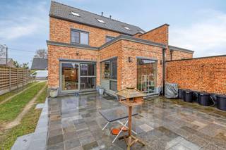 <p><strong>Te koop: ruime halfopen woning in Mosstraat, Beringen</strong></p>

<p>Op zoek naar een instapklare woning met uitzonderlijk veel ruimte? Deze moderne halfopen bebouwing uit 2018 biedt alle comfort voor een groot gezin en is gelegen in een rustige, groene en landelijke woonomgeving.</p>

<p>Dankzij de doordachte indeling en het verzorgde interieur hoeft u enkel nog uw koffers uit te pakken.</p>

<p> </p>

<h3><strong>Indeling van de woning</strong></h3>

<p><strong>Gelijkvloers:</strong></p>

<ul><li>Inkomhal met gastentoilet</li><li>Ruime en lichtrijke woonkamer met zicht op de tuin en toegang tot het terras</li><li>Moderne, volledig uitgeruste keuken met veel werk- en opbergruimte</li><li>Praktische berging/wasruimte</li><li>Bureel of eerste slaapkamer (ideaal voor thuiswerk of gelijkvloers wonen)</li></ul>

<p><strong>Eerste verdieping:</strong></p>

<ul><li>3 volwaardige slaapkamers</li><li>Badkamer uitgerust met ligbad, douche en dubbele wastafel</li><li>Apart toilet</li></ul>

<p><strong>Tweede verdieping:</strong></p>

<ul><li>3 extra slaapkamers of multifunctionele ruimtes (perfect als hobbyruimte, speelkamer of dressing)</li></ul>

<p> </p>

<h3><strong>Buitenruimte</strong></h3>

<ul><li>Aangelegde tuin met terras</li><li>Tuinhuis voor extra opslag</li></ul>

<p> </p>

<h3><strong>Troeven</strong></h3>

<ul><li>Maar liefst <strong>6 slaapkamers</strong></li><li>Instapklaar en uitstekend onderhouden</li><li>Rustige ligging in een groene woonkern</li><li>Ideaal voor grote gezinnen of wie ruimte zoekt</li></ul>

<p> </p>

<p>Kortom, een ruime en veelzijdige woning waar comfort en rust centraal staan.</p>

<p><strong>Interesse? Neem vandaag nog contact op voor een bezoek!</strong></p>

<p><strong>Jouw droomhuis. Zo gevonden!</strong></p>