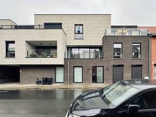 Dit appartement is gelegen op de tweede verdieping in het centrum van Beveren. U beschikt over een mooi terras, een achterliggende carport...