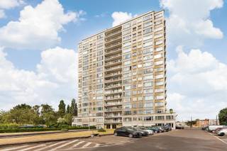 <p><span>Un appartement en hauteur, avec la ville à vos pieds </span></p><p><span> </span></p><p><span>Vous recherchez un appartement spacieux, lumineux et offrant une vue dont vous ne vous lasserez pas de sitôt ? Vous êtes au bon endroit. La Kruishofstraat bénéficie d’un emplacement stratégique à Anvers, à proximité du parc Den Brandt, du parc Middelheim et des principales voies d’accès. Commerces, écoles, transports en commun et la gare d’Anvers-Sud se trouvent à proximité, ce qui vous permet de vivre au calme tout en ayant la ville à portée de main. </span></p><p><span> </span></p><ul><li><span>Deux chambres à coucher spacieuses </span></li><li><span>Un espace de vie spacieux et lumineux </span></li><li><span>Cuisine séparée et moderne </span></li><li><span>Terrasse avec vue panoramique </span></li><li><span>Place de parking  </span></li><li><span>11e étage</span></li></ul><p><span>L'espace de vie est baigné de lumière grâce à ses grandes baies vitrées, qui mettent pleinement en valeur la vue. Vous y profiterez chaque jour d'une sensation d'espace, avec suffisamment de place pour un coin salon convivial et une grande table à manger. La cuisine indépendante est aménagée dans un style moderne et offre de nombreux plans de travail et espaces de rangement. </span></p><p><span> </span></p><p><span>L'appartement dispose également de deux chambres à part entière, idéales pour servir de chambre d'enfant, de bureau ou d'atelier de loisirs. </span></p><p><span> </span></p><p><span>La salle de bains est équipée d’une baignoire et d’un meuble-lavabo double. </span></p><p><span> </span></p><p><span>Depuis la terrasse attenante à la chambre, vous profitez d’une vue panoramique sur la ville : l’endroit idéal pour commencer la journée avec un café ou la terminer en admirant le coucher du soleil. </span></p><p><span> </span></p><p><span>Avec un agencement pratique, beaucoup de lumière, une place de parking et une vue qui vous impressionnera jour après jour, c’est un appartement où vous vous sentirez immédiatement chez vous. </span></p><p><span> </span></p><p><span>Organisez votre visite via www.sinjoor.be ou appelez-nous au 03 283 05 00 pour plus d'informations.</span></p><p><span> </span></p>