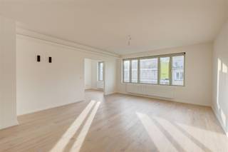 <p><span>Vlakbij de </span><span>Markgravewijk </span><span>vinden we in de Lange Lozanastraat te Antwerpen dit </span><span>nieuwbouw dakappartement</span><span> te koop. </span><span>Naar bereikbaarheid kan je niet centraler wonen! Het </span><span>centrum van Antwerpen </span><span>bevindt zich op slechts enkele minuten met de fiets of te voet. In no time bereik je </span><span>allerlei winkels</span><span>, horecagelegenheden, openbaar vervoer en scholen.</span><span> </span></p><p><span> </span></p><p><span>Het </span><span>nieuwbouw dakappartement</span><span> is </span><span>super lichtrijk </span><span>en heeft een bruikbare oppervlakte van zo'n </span><span>116m²</span><span>, heeft </span><span>2 of 3 slaapkamers</span><span>, een </span><span>ruim terras</span><span> (7m²) en een </span><span>kelder</span><span>. </span></p><p><span> </span></p><p><span>** de foto's die getoond worden zijn foto's van het ondergelegen appartement dat reeds afgewerkt werd **</span></p><p><span> </span></p><p><span>Indeling</span></p><p><span>- inkomhal</span></p><p><span>- apart toilet</span></p><p><span>- woonkamer en eetkamer</span></p><p><span>- extra kamer; ideaal als bureau of slaapkamer (12m)</span></p><p><span>- open geïnstalleerde keuken</span></p><p><span>- berging met aansluitingen wasmachine/droogkast</span></p><p><span>- slaapkamer 1 (27m²)</span></p><p><span>- slaapkamer 2 (9m²)</span></p><p><span>- ruim terras (7m²)</span></p><p><span>- badkamer met inloopdouche en dubbele lavabo's</span></p><p><span>- kelderberging</span></p><p><span> </span></p><p><span>Algemeen</span></p><p><span>- lift aanwezig</span></p><p><span>- totaalrenovatie gebouw 2024; nieuwbouw vanaf V4</span></p><p><span>- vernieuwd en geïsoleerd dak</span></p><p><span>- individuele nutsvoorzieningen</span></p><p><span>- fietsenberging</span></p><p><span> </span></p><p><span>Troeven</span></p><p><span>- centrale locatie</span></p><p><span>- nieuwbouw</span></p><p><span>- ruim terras</span></p><p><span> </span></p><p><span>Deze verkoop valt onder het btw-stelsel van 21%.</span></p><p><span> </span></p><p><span>Ben jij geïnteresseerd in dit nieuwbouw dakappartement te koop in Antwerpen, ben je op zoek naar ander vastgoed, een investering of wens je de waarde van jouw eigendom te kennen? Dan ben je bij BOLT immo aan het juiste adres! Wij helpen jou graag verder.</span><span> </span></p>