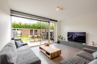 <p><span>Deze bijna-energieneutrale woning werd gebouwd in 2016 en bevindt zich in een rustige en autoluwe woonomgeving, op wandelafstand van het station, winkels, scholen en het bruisende stadscentrum van Aalst. Dankzij het uitstekende EPC-label A bent u verzekerd van een bijzonder energiezuinig wooncomfort en een lage energiefactuur. De woning beschikt onder meer over een warmtepomp, vloerverwarming, een performant ventilatiesysteem en een doorgedreven isolatie van vloer, muren en dak. Ook een regenwaterput is aanwezig.</span></p><p><span> </span></p><p><span>Bij het binnenkomen betreedt u de gezellige eetruimte, die naadloos aansluit op de volledig geïnstalleerde keuken en de aangename leefruimte. De grote raampartijen zorgen niet alleen voor een overvloed aan natuurlijk licht, maar bieden eveneens een mooi zicht op de onderhoudsvriendelijke tuin en het aangename terras. Op het gelijkvloers bevinden zich daarnaast een praktische wasplaats en een afzonderlijk toilet.</span></p><p><span> </span></p><p><span>De eerste verdieping omvat twee volwaardige slaapkamers en een badkamer uitgerust met ligbad, lavabo en toilet. Op de tweede verdieping bevindt zich de ruime hoofdslaapkamer, aangevuld met een tweede badkamer met douche en lavabo. Vanuit deze verdieping heeft u bovendien toegang tot een aangenaam terras, een heerlijke plek om in alle rust van de buitenlucht te genieten.</span></p><p><span> </span></p><p><span>Achteraan de woning beschikt u over een private parkeerplaats, bereikbaar via een beveiligde toegangspoort. Hierdoor combineert deze woning het comfort van een moderne stadswoning met de rust van een autoluwe woonomgeving.</span></p><p><span> </span></p><p><span>Een recente, energiezuinige en perfect onderhouden woning op een uitstekende locatie, waar comfort, duurzaamheid en bereikbaarheid hand in hand gaan. Een ideale keuze voor wie centraal in Aalst wil wonen zonder in te boeten aan rust en woonkwaliteit.</span></p><p><span> </span></p><p><span>Voor meer informatie of een bezoek contacteert u Timothy van Immo Zone op 0474/ 41. 28. 40.</span></p><p><span> </span></p><p><span> </span></p>