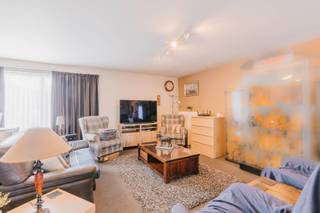 Zoekt u een duplex appartement dat volledig instapklaar is? Zoek dan niet verder!<br />Op het eerste en tweede verdieping van deze unit tref je een mooi afgewerkt en vernieuwd (2012) appartement met twee slaapkamers en maar liefst 121m2 bewoonbare oppervlakte!<br />(exclusief tweede verdiep/zolder)<br /><br />Je kan binnenwandelen via de inkom, of gebruik maken van de elektrische garagepoort om te parkeren op de bijhorende staanplaats achteraan. Hier tref je ook het tuinhuis!<br />Binnen in het appartement is er veel lichtinval door de grote raampartijen richting het terras, en geniet je van een grote eet-leefruimte. Aansluitend heb je de volledig geïnstalleerde keuken met oven, koelkast, vitrokeramisch vuur én een spoelbak. Naast de keuken is nog een handige berging/wasplaats aanwezig. Via de keuken heb je toegang tot het leuke terras.<br /><br />Via een aparte nachthal kom je bij de eerste volwaardige slaapkamer en daarna de grote master bedroom. Hiernaast heb je nog de badkamer met douche en lavabo, en tot slot een apart gastentoilet.<br /><br />Het appartement is asbestvrij, de elektriciteit is conform én je hebt hier een gunstig EPC-B! <br /><br />Ga je een verdieping hoger, dan kom je bij een zolderverdieping dat mits vergunning (reeds verkregen 2012) als derde appartement kan ingericht worden. <br />OF je gebruikt deze als een grote bergzolder! Hier zijn reeds veluxen aanwezig, en de ruimte kan eenvoudig afgewerkt worden tot één geheel van opnieuw 121m2.<br /><br />Deze duplex is voor het ogenblik verhuurd.
