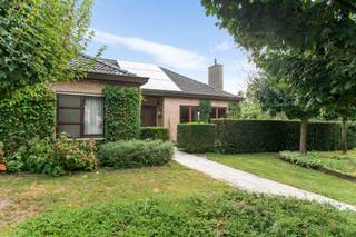 Welkom op Patrijzenweg 1. Een charmante en goed onderhouden gelijkvloerse woning met bewoonbare oppervlakte van 230 m², op een perceel van 763 m². De woning ligt pal naast de Bazelse polders en vlak bij het kasteel van Wisserkerke. Een absolute toplocatie: overal groen, eindeloze wandelingen langs de Schelde en een rustige, aangename buurt.<br /><br /><strong>Voor meer informatie of een bezoek: contacteer Louise Becu van OC Vastgoed: 0479 54 86 26 of louisebecu@ocvastgoed.be</strong><br /><br />De woning is volledig gelijkvloers (uitstekend geschikt voor alle leeftijden) en straalt licht en ruimte uit.<br />Je komt binnen in een ruime inkomhal met toilet en vestiaire, die uitloopt naar een grote open leefruimte met zithoek, eethoek en een volledig uitgeruste open keuken. De zithoek heeft een gashaard, een enorme troef in de winter. Achter de leefruimte ligt een bureauruimte/veranda met grote glaskoepels die zorgen voor een overvloed aan daglicht. Verder zijn er 5 mooie slaapkamers en een volledig vernieuwde badkamer met inloopdouche, dubbele lavabo en toilet. Boven is een grote opbergzolder over de oppervlakte van de woning.<br /><br />Extra troeven van de woning:
<ul>
<li>EPC B = geen renovatieverplichting en een conforme elektriciteitskeuring</li>
<li>vloerverwarming in de leefruimtes</li>
<li>garage met ingebouwde kasten</li>
<li>berging naast de keuken met aansluiting voor wasmachine en droogkast</li>
<li>ruime oprit (3 wagens) plus straatparking verderop.</li>
</ul>
Buiten geniet je van een ruim terras met Umbris-overkapping (het kan open of gesloten, met ingebouwde LED-verlichting) en een houten pad naar een idyllisch terras tussen de bomen, ideaal om te relaxen.<br /><br /><strong>Overtuigd? Plan dan snel uw bezoek in om deze prachtige woning samen te bekijken!</strong><br /><br />CV: condenserende ketel op gas<br />EPC: 196kWh/ (m² jaar) (B-label) - Opp: 763 m² - Bruto bewoonbare opp: 230 m² volgens het EPC-attest<br />Stedenbouwkundige inlichtingen opgevraagd.<br />Geen overstromingsgevoelig gebied: P-score: A / G-score: A