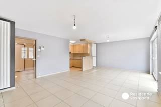 Dit verzorgd duplex-appartement is gelegen in het centrum van Gistel en combineert een rustige woonomgeving met een praktische indeling en aangenaam wooncomfort. Het appartement bevindt zich in een degelijk en goed onderhouden gebouw met rustige bewoners, opgebouwd rond een centrale binnentuin waarop het terras en de leefruimte uitgeven. Hierdoor geniet u van een bijzonder aangename en rustige sfeer, midden in het centrum.<br />Via de inkomhal bereikt u de ruime en lichtrijke leefruimte met open keuken, die uitgerust is met de nodige toestellen en mooi aansluit op het terras. Verder beschikt deze verdieping over een apart toilet en een praktische wasberging. Op de bovenverdieping bevinden zich twee volwaardige slaapkamers, een ruime overloop die perfect dienst kan doen als bureauhoek en een badkamer met lavabo, toilet en bad met douchemogelijkheid.<br />Het appartement beschikt over pvc-ramen met HR-beglazing, centrale verwarming op aardgas en een conforme elektrische keuring, wat bijdraagt aan een aangenaam en zorgeloos wooncomfort. Daarnaast is er een gemeenschappelijke fietsenberging aanwezig.<br />Er bestaat bovendien de mogelijkheid om een ruime garage afzonderlijk aan te kopen. Dankzij de centrale ligging bevinden winkels, horeca, openbaar vervoer en andere voorzieningen zich op wandelafstand.<br />Een ideale opportuniteit voor wie op zoek is naar een rustig gelegen appartement met veel ruimte, midden in het hart van Gistel.<br />EPC: 113 kWh/m² - UC: 3868795 ~ Vg, Wg, Gvkr, Gvv, Gmo ~ Ref. MI24840