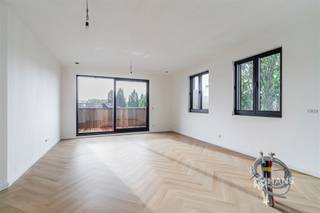 <p><span>Nieuwbouwappartement (81 m²) met 2 slaapkamers en zuid-georiënteerd terras (6 m²) in Antwerpen (2020).</span></p><p><span> </span></p><p><span>Het pand is gelegen op de hoek van twee eenrichtingsstraten. Er is een ruim aanbod aan bussen en trams beschikbaar en ook aan velo-stations is er geen gebrek in de nabije omgeving. Verder bereik je de oprit tot de snelweg in slechts enkele minuten.</span></p><p><span> </span></p><p><span>Het hoekappartement maakt deel uit van een nieuwbouwproject bestaande uit vier appartementen en wordt verkocht onder standaard registratierechten zijnde 2 of 12%! Het is gelegen op de derde verdieping. Er is een lastenboek aanwezig en bij voltooiing van het project zal het appartement over een uiterst gunstige EPC-score A beschikken. Het appartement zal voorzien worden van een warmtepomp, vloerverwarming, ventilatiesysteem D, en zonnepanelen met 1.500 Wp (+- 1.275 kWh per jaar). De buitenmuren worden geïsoleerd met 14cm PUR, de vloerisolatie met 10cm gespoten PUR, dakisolatie 16cm PUR (platte daken) en 22cm minerale wol (tussen balken, hellende daken). Het buitenschrijnwerk wordt uitgevoerd in aluminium Reynaers. </span></p><p><span> </span></p><p><span>Het appartement heeft een mooie oppervlakte van 81 m² en heeft een gunstige indeling. De leefruimte met open keuken is 35 m² groot en je geniet hier van veel lichtinval dankzij de ligging in de hoek van het gebouw. Van hieruit heb je ook toegang tot het zuid-georiënteerde terras (6 m²). Verder zijn er twee volwaardige slaapkamers van 11 m² en 15 m² aanwezig en ook beschikt het appartement nog over een badkamer van 4 m², een aparte wc en aparte berging (4 m²).</span></p><p><span> </span></p><p><span>Ben je op zoek naar een appartement waarin je zonder zorgen je intrek kan nemen? Mis deze kans niet! Bewoonbare opp. 81 m² ref.: bruto vloeropp. EPC. Voor meer info of een gratis schatting surf naar </span><span><span>www.hansimmo.be</span></span><span><br /><br /></span></p><p><span><br /><br /></span></p>