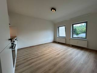 <p>Dit <strong>volledig gerenoveerde appartement</strong> biedt een moderne en frisse afwerking en is volledig instapklaar. Dankzij de aangename leefruimte en praktische indeling is dit een ideale woonst voor wie op zoek is naar <strong>comfort</strong>.</p><p>Het appartement omvat een ruime en lichtrijke leefruimte met volledig ingerichte open keuken, voorzien van de nodige toestellen. Verder beschikt het appartement over een<strong> ruime slaapkamer</strong>, een moderne badkamer met lavabo en inloopdouche en een apart toilet.</p><p>Bijhorend is er eveneens een <strong>privatieve kelderberging</strong>, ideaal voor extra opslagruimte.</p><p>Meer informatie of een bezoek ter plaatse?<br />Verhuur@connect-immo.be of 0470 59 65 44</p><p>Huurprijs: €960 + €75 voorschot gemeenschappelijke kosten + water en elektriciteit privatief.<br />Onmiddellijk beschikbaar!</p>