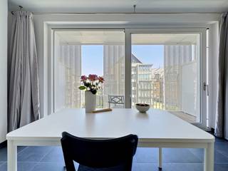 <h3>🏙️ Studio te koop met groot terras in Evere – Ideale investering of eerste woning</h3>
<p>📍 Gelegen in Evere, in een rustige en goed bereikbare wijk van Brussel, vormt deze lichtrijke studio met terras een uitstekende opportuniteit voor vastgoedinvesteerders of starters op de woningmarkt.</p>
<p>💰 Vraagprijs: €190.000</p>
<p>Deze studio van ongeveer 40 m² bewoonbare oppervlakte bevindt zich op de 2e verdieping van een goed onderhouden gebouw en beschikt bovendien over een prachtig privatief terras van ongeveer 10 m², rustig gelegen.</p>
<h3>✨ Beschrijving van het pand</h3>
<p>✔️ Ruime en lichtrijke leefruimte<br />✔️ Volledig uitgeruste open keuken<br />✔️ Badkamer met douche en toilet<br />✔️ Groot privatief terras van ±10 m²<br />✔️ Privatieve kelder op niveau -3</p>
<h3>✅ Troeven van deze studio in Evere</h3>
<p>🔹 Ideale studio als investering in Brussel<br />🔹 Perfect voor verhuur of eerste aankoop<br />🔹 Elektrische installatie conform de normen<br />🔹 Uitstekende energiescore – EPC B-<br />🔹 Lage gemeenschappelijke kosten: slechts €95/maand<br />🔹 Gebouw en gemeenschappelijke delen in uitstekende staat<br />🔹 Gegeerde ligging nabij openbaar vervoer, winkels en belangrijke invalswegen</p>
<h3>📍 Waarom investeren in Evere?</h3>
<p>Evere is een van de meest dynamische gemeenten van Brussel en trekt steeds meer kopers en investeerders aan dankzij haar strategische ligging tussen het stadscentrum, de NAVO, Brussels Airport en de Europese wijk. De gemeente biedt een sterke huurmarkt, een aantrekkelijk investeringsrendement en een aangename woonomgeving.</p>
<p><strong>Zoekt u een studio te koop in Evere, een opbrengsteigendom in Brussel of een vastgoedinvestering met terras? Dan is dit pand zeker een bezoek waard.</strong></p>
<h3>📞 Contact & bezoeken</h3>
<p>Deze studio met terras te koop in Evere is onmiddellijk beschikbaar voor bezoek met We Invest Bruxelles-Europe.</p>
<p>👤 Contactpersoon: Frédéric Top<br />📱 0472 34 44 08<br />📩 frederic.top@weinvest.be</p>