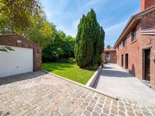 <p><span>Deze charmante, ruime hoeve in Herhout (Pajottegem)  recent met zorg en smaak gerenoveerd  zal u bekoren door haar rustieke karakter en veelzijdige indeling. De woning beschikt over een inkomhal van 6 m² met authentieke terracotta vloertegels en een gastentoilet; deze leidt aan de ene kant naar een grote leefruimte van 50 m² met zichtbare balken en een open haard, die overgaat in een lichte, gloednieuwe keuken van 16 m². Aan de andere kant van de hal bevindt zich een ruime zithoek van 35 m² met originele parketvloer en een inbouwhaard op hout met heteluchtsysteem. Hieraan grenst een prachtige, lichte leefruimte die geschikt is voor bijvoorbeeld meergeneratiewonen of een thuiskantoor; deze omvat een kantoor van 13 m² met zichtbare balken, een slaapkamer van 20 m² op het gelijkvloers en een doucheruimte/wasplaats van 22 m². Een mezzanine biedt nog eens 20 m² extra ruimte en een schitterend uitzicht op het omliggende landschap. Een mooie witte trap leidt vanuit de zithoek naar de bovenverdieping, met een overloop van 6 m², een slaapkamer van 18 m² met houten vloer en nog een slaapkamer van 31 m² met dakramen. Een tweede overloop van 21 m² geeft toegang tot een prachtige slaapkamer van 26 m² en een inloopdouchekamer van 13 m². Op de bovenste verdieping bevindt zich een in te richten zolder van 33 m² met een nokhoogte van 1,7 meter. Grote, multifunctionele kelders  waaronder een natuurlijke wijnkelder met constante temperatuur  en een vrijstaande garage maken het geheel compleet. Tot de kenmerken behoren centrale verwarming op stookolie met een R&amp;R Weishaupt-ketel, 18 nieuwe radiatoren, muren die opnieuw zijn geïsoleerd met OSB en Utherm, en authentieke binnendeuren. Energieprestatiecertificaat (EPC): D. Bieden vanaf  545.000€. Voor informatie en bezichtigingen kunt u bellen naar 02/355.50.55.</span></p>