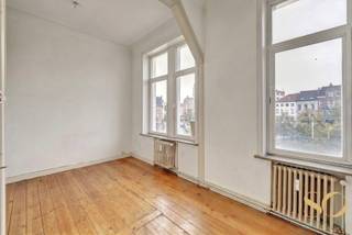 Ideaal gelegen in de Sint-Katelijnewijk, dichtbij talrijke winkels, op de 1e verdieping van karakteristiek gebouw, bieden wij u dit prachtige appartement van 103m2. Het biedt een inkomhal, een grote lichtrijke woonkamer, een aparte keuken, 2 grote slaapkamers (18 m² en 16 m²), een badkamer en een apart toilet. Kelder. EPC E. Dit appartement zal u bekoren met zijn goede locatie en uitzonderlijke woonkamer. Een bezoek is een must!