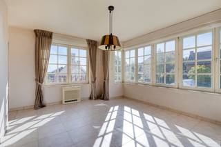 <br />Welkom in deze verrassend ruime woning gelegen in de Kapellestraat 10A te Tiegem. Deze eigendom maakt deel uit van een bijzonder woonconcept waarbij de woningen volledig afzonderlijk zijn, maar samen beschikken over een gemeenschappelijke ondergrondse kelderverdieping.<br /><br />Elke woning beschikt in de kelder over een<strong> private staanplaats/kelderberging</strong> én een aparte toegangsdeur met trap die rechtstreeks toegang geeft tot de woning. Uiteraard heeft de woning daarnaast ook haar eigen inkomdeur aan de straatzijde, waardoor privacy volledig gegarandeerd is.
<h4>De indeling van de woning is als volgt:</h4>
<h4>Gelijkvloers</h4>
Gezellige <strong>leefruimte </strong>met <strong>eetplaats</strong>, een lichtrijke <strong>living</strong>, een apart <strong>gastentoilet </strong>en een functionele <strong>keuken</strong>.
<h4>1e verdieping</h4>
<strong>Twee slaapkamers</strong>, waarvan één voorzien is van een praktische <strong>dressing</strong>. Verder is er op deze verdieping nog een <strong>aparte wasplaats/berging</strong> aanwezig.
<h4>2e verdieping</h4>
De tweede verdieping biedt plaats aan een bijzonder ruime <strong>derde slaapkamer, ideaal als master bedroom, hobbyruimte of bureau</strong>.<br />Buiten geniet u van een <strong>tuintje </strong>achteraan en een <strong>groot terras</strong> met een prachtig <strong>open zicht.</strong><br /><br />Deze woning combineert ruimte, functionaliteit en een uniek concept op een rustige ligging in Tiegem.
<h3><br />Schrijf je in voor het bezoekmoment van 26/5 via de knop "maak een afspraak" op onze website</h3>
<br />Voor meer info contacteer Martijn via
<ul>
<li> 0470/62.95.68</li>
<li>martijn@maesconceptimmo.be</li>
</ul>