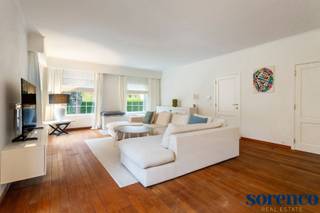 Charmante villa met zwembad op 891m² grond met een zonnige zuid-westgerichte tuin, gelegen in de gegeerde Elsdonckwijk te Wilrijk, nabij...