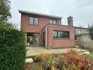 Uitstekend gelegen, te renoveren, woning met 3 slaapkamers, garage en tuin!De woning is gelegen recht tegen over het wijndomein “het eiken vat” –...