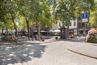 <br />Op zoek naar een interessante investering met gunstig rendement in centrum en studentenbuurt (Ossenmarkt) Antwerpen? Neem contact op en kom langs! <br />Voor meer informatie of een bezoek contacteer Anne De Block van OC Vastgoed: 0471 38 00 36 of anne@ocvastgoed.be<br /><br />Deze opbrengsteigendom bevindt zich op top locatie te Antwerpen en beschikt over maar liefst 6 entiteiten. Vlakbij universiteit campussen (Plantijn en UA) en de Ossenmarkt, vlak in de bruisende studentenbuurt.<br /><br />Centrale inkomhal met achterliggende fietsenberging.<br />Zes entiteiten:<br />Kamer 1 GELIJKVLOERS<br />Kamer 2 EERSTE VERDIEPING<br />Kamer 3 TWEEDE VERDIEPING (vooraan)<br />Kamer 4 TWEEDE VERDIEPING (achteraan)<br />Kamer 5 DERDE VERDIEPING (achteraan)<br />Kamer 6 DERDE VERDIEPING (vooraan)<br /><br />Drie kamers delen een douche en toilet. <br />Iedere kamer heeft eigen kitchenette. <br /><br />Technische gegevens: dubbele beglazing, dak werd volledig geïsoleerd en vernieuwd. <br /><br />EPC Label: B, energiescore 169 kWh/m2jaar - geen renovatieverplichting<br />Het perceel te Antwerpen, met perceelnummer 11802B1216/00_000 bevindt zich niet in een risicozone voor overstromingen. P-score A, G-score A. <br />Stedenbouwkundige inlichtingen: GRUP AFBAKENING GROOTSTEDELIJK GEBIED ANTWERPEN RUP_02000_212_00195_00001 (zone voor wonen), vergunningen, geen verkavelingsvergunning, geen rechterlijke herstelmaatregel of bestuurlijke maatregel opgelegd en geen voorkooprecht.
