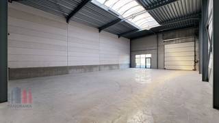 Nieuwbouw KMO-unit met een oppervlakte van 726 m² te huur met een fantastische ligging langs de commerciële Brusselbaan te Hekelgem (Affligem).De...