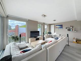 Dit appartement heeft grote ruimtes als troef. Het appartement bestaat uit een leefruimte met open en volledig geïnstalleerde keuken. Verder zijn er nog 3 grote slaapkamers, badkamer en berging aanwezig. <br /><br />Het appartement werd volledig geschilderd en is dus instapklaar. Bovendien is het appartement zeer centraal gelegen. <br /><br />De garagebox is verplicht bij te huren: €50,00/maand<br /><br />INDELING:<br />- inkomhal<br />- apart toilet<br />- slaapkamer 1<br />- badkamer voorzien van dubbele lavabo en inloopdouche<br />- slaapkamer 2<br />- berging<br />- slaapkamer 3<br />- ruime leefruimte<br />- geïnstalleerde keuken<br />- gezellig terras<br /><br />TROEVEN:<br />+ volledig geschilderd<br />+ zeer ruim appartement <br />+ centrale ligging<br />+ gunstig EPC <br /><br />De snelste manier om een bezoek te brengen aan deze woning? Vraag je bezoek aan via de rode knop op onze website (www.dewaele.com) en je wordt gecontacteerd door onze verhuurexpert. Telefonisch kunnen er geen afspraken gemaakt worden. Bij andere vragen kun je ons telefonisch contacteren via 055 20 80 20.