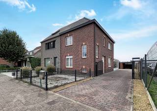 <p>Deze woning biedt een goede basis voor wie op zoek is naar een woning die verder naar eigen smaak kan worden opgefrist. Het dak werd volledig vernieuwd. De woning zelf kan nog wat liefde en opfrissing gebruiken.</p>
<p>Op het gelijkvloers bevinden zich een leefruimte met zit- en eetgedeelte, een praktische keuken, badkamer en apart toilet. Op de verdieping zijn er 2 ruime slaapkamers en een geïsoleerde zolder die extra bergruimte biedt. Daarnaast beschikt de woning over een kelder.</p>
<p>De buitenruimte omvat een ruim terras van 40 m², een zuidwestgerichte tuin en een veranda. Verder zijn er een garage en maar liefst 6 parkeerplaatsen.</p>
Extra troeven:<br /><br />
<ul>
<li>Dak volledig vernieuwd in 2026</li>
<li>Terras van 40 m²</li>
<li>Zuidwestgerichte tuin</li>
<li>Veranda</li>
<li>Garage</li>
<li>6 parkeerplaatsen</li>
<li>Geïsoleerde zolder</li>
<li>Kelder</li>
<li>Woning met verdere renovatiemogelijkheden (ZONDER RENOVATIEPLICHT)</li>
</ul>
<p>Een interessante woning voor wie zelf wil renoveren en naar eigen smaak wil inrichten.<br /><br />Deze woning is te koop ZONDER makelaar via het concept van Smart Houses. Wenst u verdere inlichtingen of een bezoek? Contacteer rechtstreeks de eigenaar via +32486668360</p>