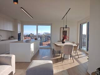 Residentie Les Moineaux is een nieuwbouwproject centraal gelegen tussen de Zeedijk en de winkelstraat van Koksijde-Bad. De moderne uitstraling van het gebouw komt volledig tot zijn recht in het straatbeeld. Alle appartementen zijn bijna energie neutraal en worden geothermisch verwarmd.<br /><br />Het penthouse appartement bevindt zich op het derde verdiep en werd op plan ingedeeld als volgt:<br />Inkom, apart toilet, badkamer, 2 slaapkamers, leefruimte met open keuken en berging en 3 terrassen.<br /><br />Verplicht aan te kopen staanplaats en kelderberging, niet in de prijs inbegrepen.<br /><br />Oppervlakte appartement: 108 m²<br />Oppervlakte terras: 38 m²