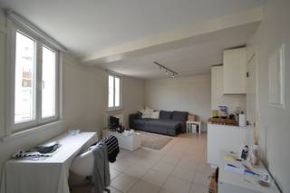 Deze kwalitatieve opbrengsteigendom is gelegen op een uitstekende locatie in Gent, op slechts 100 meter van het Citadelpark en 500 meter van het Sint-Pietersstation, tussen het station en het historisch centrum. Een absolute topligging met een blijvende vraag naar huur.<br /><br />Het gebouw verkeert in zeer goede staat en beschikt over de nodige conformiteitsattesten. Enkele jaren geleden werd het pand grondig vernieuwd, inclusief dak, gevel, keukens en badkamers, wat zorgt voor een zorgeloze investering zonder directe kosten.<br /><br />De eigendom bestaat uit 3 studio’s en 2 studentenkamers.<br />Elke entiteit is uitgerust met:
<ul>
	<li>een leefruimte</li>
	<li>een volledig ingerichte keuken (combi-oven, koelkast, vaatwasser, keramische kookplaat en dampkap)</li>
	<li>een badkamer met douche en lavabo</li>
</ul>
Dit pand biedt een mooi en stabiel rendement, met een sterke verhuurbaarheid dankzij de centrale ligging en kwaliteitsvolle afwerking.<br />Bezoek mogelijk op afspraak via Arcade Vastgoed.