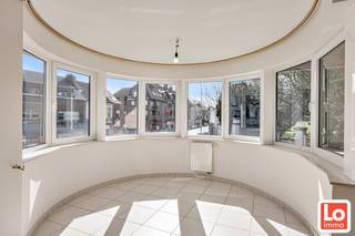 Op een toplocatie in Sint-Amandsberg, naast Campo Santo, vinden we dit ruim 2 slpk appartement op de eerste verdieping van een goed onderhouden residentie van in totaal 3 appartementen.  Dit hoek appartement omvat een inkomhal met toilet, een heel lichtruime leefruimte met veel raampartijen en uitzicht op het centrum van Sint-Amandsberg en Campo Santo.  Aansluitend aan de leefruimte vinden we een gezellig ZW-gericht terras waar het heerlijk vertoeven is.  De volledig uitgeruste openkeuken met granietwerkblad weerspiegeld de kwaliteit welke werd gebruikt in de bouw van dit appartement.  Naast de keuken is er een mooie bergruimte met aansluiting wasmachine/droogkast en de net vernieuwde hoog rendement gaswandketel!  Verder hebben we 2 ruime slaapkamers (20m² &amp; 16m²) en een volledig ingerichte badkamer met badkamermeubel en douche.  Het appartement is ook recent voorzien van nieuwe airco's in de leefruimte en slaapkamer waardoor het ook tijdens warme zomers aangenaam wonen is in dit appartement.  In het gebouw is er een lift, welke recent is aangepast aan de nieuwste wetgeving.  Kortom een prachtig onderhouden appartement op een toplocatie!<br /><br />Wenst u dit mooi appartement te bezichtigen?  Afspraak inplannen enkel via https://calendly.com/loimmo/bezoekmoment-dahlialaan-33