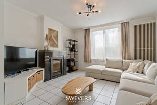 Interesse? Meer informatie op www.SWEVERS.be - Een instapklare woning… 3 ruime slaapkamers… een zonrijke tuin… en dé ideale ligging vlakbij het hartje van Kuringen… BINGO! In deze leuke halfopen woning in de rustige Jessenhofstraat 41 in Kuringen vink jij moeiteloos alle grote troeven van jouw wenslijst. De woning werd oorspronkelijk gebouwd in 1935 op een knap perceel van 6a 10a. De woning kreeg doorheen de tijd al een grondige opfrisbeurt en ook de afgelopen jaren werden er nog heel wat zaken aangepakt. Je krijgt een hier zo een hedendaagse en instapklare bewoonbare oppervlakte van 169m² groot met nog heel wat potentieel. Via de inkomhal kom je in de lichtrijke leefruimte van 28,60 m², die naadloos aansluit op de open keuken van 13,72 m². De indeling zorgt voor een aangename, moderne sfeer met voldoende plaats voor een gezellige zithoek, eethoek, bureau of speelhoek. Vanuit de keuken en de erker met grote raampartijen heb je een mooi zicht op het zuidoostelijk georiënteerde terras en de diepe, groene tuin van maar liefst 77 meter. Een heerlijke plek om in alle rust van het buitenleven te genieten. Gelijkvloers zijn er verder nog een apart toilet, een speelhoek en een praktische berging van 13,66 m² op 2 niveaus. Op de eerste verdieping bevinden zich 2 slaapkamers van 11,63 m² en 17,54 m² en een badkamer met bad en douche. Via de vaste trap bereik je de zolderverdieping, ingericht als ruime derde slaapkamer van 21,78 m², ideaal ook als hobbyruimte of bureau. Extra troef is de ligging: rustig en groen, met parken, speeltuinen, winkels, scholen en restaurants vlakbij. Bovendien woon je op 4 minuten van de E313 en op ongeveer 10 minuten van het station van Hasselt. Voor meer informatie, bel 011 255 155. Bron bewoonbare oppervlakte: EPC – verslag.