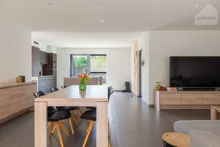Deze ruime en uitstekend onderhouden woning combineert comfort, kwaliteit en energiezuinig wonen met tal van uitbreidingsmogelijkheden. Dankzij de recente vernieuwingen, de doordachte indeling en de hoogwaardige afwerking is dit de ideale woning voor gezinnen of wie op zoek is naar extra ruimte, zowel binnen als buiten.<br /><br />Bij het betreden van de woning komt u terecht in een ruime inkomhal die toegang biedt tot de badkamer, het gastentoilet, de wasplaats/berging, garage, kelder en de lichtrijke leefruimte.<br />De royale woonkamer geniet dankzij de grote raampartijen van een overvloed aan natuurlijk daglicht en biedt een mooi uitzicht op de aangelegde tuin.<br />De open keuken werd volledig vernieuwd in 2025 en is uitgerust met een stijlvol kookeiland, een gezellige ontbijthoek en kwalitatieve Bosch-toestellen, waaronder een grote koelkast, vaatwasser, inductiekookplaat, oven, microgolfoven en dampkap. Dankzij de vele kasten beschikt u bovendien over meer dan voldoende opbergruimte.<br /><br />De badkamer is modern ingericht met een ruime inloopdouche en een meubel met dubbele lavabo.<br /><br />Op het gelijkvloers bevindt zich eveneens een inpandige garage met automatische sectionaalpoort. Deze ruimte biedt bovendien de mogelijkheid om, indien gewenst, een extra slaapkamer te creëren zodat gelijkvloers wonen perfect mogelijk is.<br /><br />Op de eerste verdieping bevinden zich een apart toilet, twee ruime slaapkamers en een extra kamer die ideaal dienst kan doen als kinderkamer, dressing, bureau of hobbyruimte.<br /><br />Via een vaste trap bereikt u de zolderverdieping, die reeds voorbereid is om verder af te werken tot een volwaardige vierde of zelfs vijfde slaapkamer.<br /><br />Ook buiten werd de woning de voorbije jaren grondig aangepakt Het terras en de ruime oprit werden in 2025 volledig nieuw aangelegd en biedt plaats aan meerdere wagens. De tuin is recent aangelegd en voorzien van sfeervolle tuinverlichting rondom de woning.<br /><br />Achteraan bevindt zich bovendien een vrijstaande garage van maar liefst 40 m² (bouwjaar 2024), uitgevoerd met een gegoten betonvloer, automatische garagepoort en de nodige voorzieningen voor een toekomstige laadpaal.<br /><br />De woning werd degelijk afgewerkt met onder meer spanplafonds met ingebouwde spots in de leefruimte, keuken en badkamer. Verder beschikt de woning over automatische rolluiken, een zonnescreen aan de berging/wasplaats en energiezuinige technieken zoals vloerverwarming op het gelijkvloers, muur-, dak- en zoldervloerisolatie, wat resulteert in een gunstig EPC-label B.<br /><br /><strong>Troeven</strong>
<ul>
<li>Instapklare woning op een gunstige locatie </li>
<li>Recent gerenoveerd </li>
<li>Tuinverlichting met sensoren rondom de woning</li>
<li>Twee garages, waaronder een vrijstaande garage van 40 m² (2024)</li>
<li>Voorzieningen voor een laadpaal</li>
<li>Gunstig EPC-label B</li>
<li>Uitbreidingsmogelijkheden tot extra slaapkamers</li>
</ul>
<br /><strong>Interesse?</strong> Neem snel contact met ons op voor meer informatie of een bezoek ter plaatse: info@sublimmo.be of 014 84 83 69.