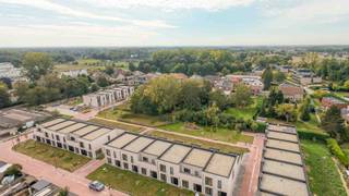 <p>Welkom bij project Watertorenstraat, een duurzaam nieuwbouwproject in het rustige Muizen, een deelgemeente van Mechelen. Dit project bestaat uit 23 hedendaagse woningen die comfort, energie-efficiëntie en een gezinsvriendelijke omgeving combineren, op slechts 3 kilometer van het levendige stadscentrum van Mechelen.<br />Elke woning is gebouwd met oog voor kwaliteit en duurzaamheid. Vloerverwarming, een warmtepomp en zonnepanelen zorgen voor een energiezuinige en toekomstgerichte woonoplossing.<br />De woningen zijn ontworpen met het oog op het moderne gezinsleven: ruime en lichtrijke leefruimtes, volledig uitgeruste keukens en privétuinen met een praktische achteruitgang. Elke woning beschikt over drie slaapkamers en een ruime badkamer. Afhankelijk van het woningtype beschikken sommige woningen aanvullend over een dressing en/of een oprit.<br />De locatie biedt het beste van twee werelden: een rustige woonomgeving met winkels en voorzieningen vlakbij, én een vlotte bereikbaarheid naar het centrum van Mechelen.<br />De ruwbouwwerken zijn reeds voltooid. Als koper heb je nog de mogelijkheid om de afwerking van je woning te kiezen volgens het voorziene lastenboek. Zo geef je jouw nieuwe thuis een persoonlijke toets.<br />Neem contact met ons op voor meer informatie of maak een afspraak met onze nieuwbouwspecialist via onze website. Wij begeleiden je graag in elke stap van jouw woontraject.</p>