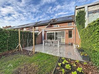 Deze goed onderhouden woning met garage is centraal gelegen en combineert ruimte, licht en energiezuinig wooncomfort. Dankzij de vlotte verbinding...