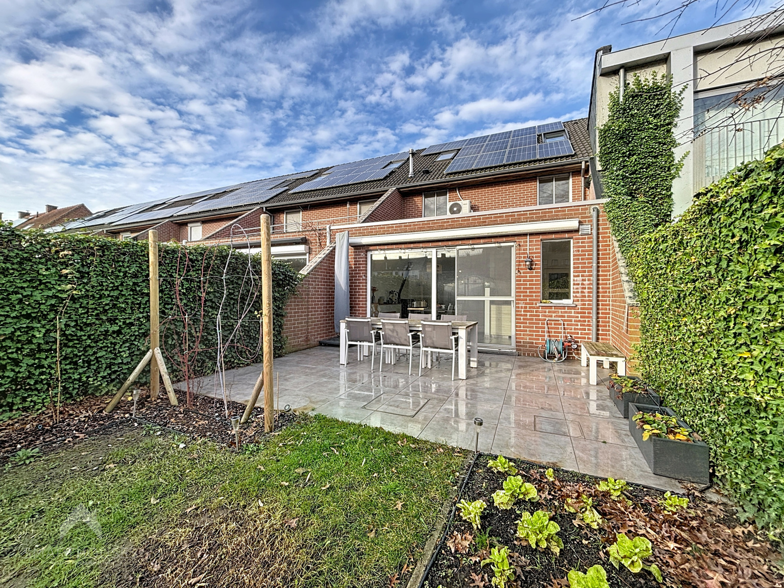 Centraal gelegen woning met 4 slaapkamers en garage - foto 3