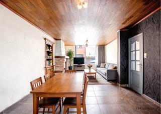 Op zoek naar een ruime woning met grote tuin in Ooigem? Dan zou dit wel eens jouw match kunnen zijn! Deze stevige woning telt 3 slaapkamers, mogelijkheid tot 6 slaapkamers, een inpandige garage met plaats voor 2 wagens en ligt op een perceel van 640 m².<br />Deze woning ligt vlakbij de Leie, ideaal voor leuke avondwandelingen!<br /><br />Mits enkele opfrissingswerken (vooral schilderen of herbehangen) tover je deze woning om tot een echte thuis. <br /><br />TROEVEN:<br />* GEEN RENOVATIEVERPLICHTING<br />* ELEKTRICITEIT CONFORM<br />* ASBESTVEILIG<br />* ZONNEPANELEN<br />* MOGELIJKHEID TOT 6 SLAAPKAMERS<br />* INPANDIGE GARAGE VOOR 2 WAGENS<br />* ZUIDGERICHTE TUIN (640 m2)<br /><br /><br />INDELING:<br /><br />We betreden de woning via de ruime inkomhal. Aansluitend bevindt zich de ruime leefruimte en leefkeuken voorzien van alle courante toestellen. Op het gelijkvloers bevindt zich ook de badkamer en een apart gastentoilet. <br />Op de eerste verdieping zijn 3 volwaardige slaapkamers. Er is een vaste trap naar de geïsoleerde zolder, die kan dienen als extra slaapkamer. <br />De woning beschikt over een ruime inpandige garage (ideaal voor 2 wagens) en een ruime wasberging. Daarnaast zijn er nog 2 kelders aanwezig.<br />In de garage is er ook nog een vaste trap naar een verdieping waar 2 extra kamers zijn, ideaal als werkruimte of als slaapkamers. <br /><br />Een absolute troef? De woning staat op een perceel van 640 m2 en beschikt over een zuidgerichte tuin. De ideale plek om te genieten van lange zomeravonden!<br /><br /><br />Klaar om deze woning zelf te ontdekken? Plan snel je bezoek!<br /><br />Ref.: LS/26049/TK<br />UC.: 20200206-0002245029-RES-1<br />Stedenbouw in aanvraag