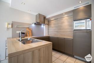 Dit ruime, <strong>lichtrijke</strong> appartement bevindt zich in de welbekende residentie 'Morgenzon' te Nieuwpoort-Bad.<br />Dit aanbod geniet van een <strong>comfortabele indeling</strong> en is de ideale uitvalsbasis om te genieten van het leven in Nieuwpoort.<br /><br />De indeling is als volgt:
<ul>
	<li>Inkomhal met grote vestiairekast;</li>
	<li>Grote leefruimte met<strong> veel lichtinval </strong>en toegang tot eerste terras;</li>
	<li><strong>Zuid-gericht terras;</strong></li>
	<li>Moderne,<strong> volledig geïnstalleerde keuken</strong> met alle hedendaagse voorzieningen (<strong>Dovy</strong>);</li>
	<li>Apart toilet;</li>
	<li>Slaapkamer 1 met ruimte voor dubbel bed en kleerkast;</li>
	<li>Slaapkamer 2, eveneens met ruimte voor dubbel bed en kleerkast;</li>
	<li><strong>Tweede terras met zeezicht</strong>;</li>
	<li>Vernieuwde badkamer met toilet, wastafel en <strong>inloopdouche</strong>;</li>
	<li>Aparte slaaphoek met stapelbed;</li>
</ul>
Extra troeven:

<ul>
	<li>Ruime kelderberging;</li>
	<li>Mogelijkheid tot aankoop garagebox in het gebouw (€ 65.000,00);</li>
	<li><strong>Doorzonappartement</strong> met 2 terrassen;</li>
	<li>Gunstig EPC.</li>
</ul>
<br />Benieuwd? Aarzel niet en contacteer ons voor een bezoek ter plaatse.<br /><br /> 