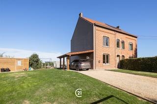 Welkom in dit landelijke en uitnodigende woonhuis gelegen in het charmante Tollembeek. Een instapklare woning die functionaliteit en stijl perfect combineert. De woning beschikt over ruime leefruimten die volledig open naar elkaar toe zijn ontworpen, wat een gevoel van vrijheid en ruimtelijkheid creëert. De woonkamer straalt gezelligheid uit met veel natuurlijk licht dat door grote ramen naar binnen valt. Hier kunt u zich volledig ontspannen terwijl u geniet van de warme en uitnodigende sfeer. De keuken is modern ingericht met stijlvolle kasten, een functioneel werkblad en alle nodige apparatuur. Dit is de ideale plek om samen met familie of vrienden gezellige maaltijden voor te bereiden. De 4 ruime slaapkamers (20/18.5/18/16.5m2) bieden comfort en rust. De badkamer is voorzien van dubbele lavabo, bad met douche en toilet. Buiten wacht u een prachtig groen gazon omgeven door nette hagen, wat privacy en een aangename buitenruimte garandeert. De carport biedt bescherming voor uw voertuig, en er is een praktische berging voor tuingereedschap en andere spullen. Een gezellig terras uitnodigt u uit voor buitenactiviteiten en barbecues. Deze eigendom biedt een perfecte combinatie van comfort, stijl en praktische voorzieningen, ideaal voor families die naar ruimte, licht en kwaliteit zoeken. EPC B 179, elektriciteit conform tot 2037, asbestveilig. Te bezoeken